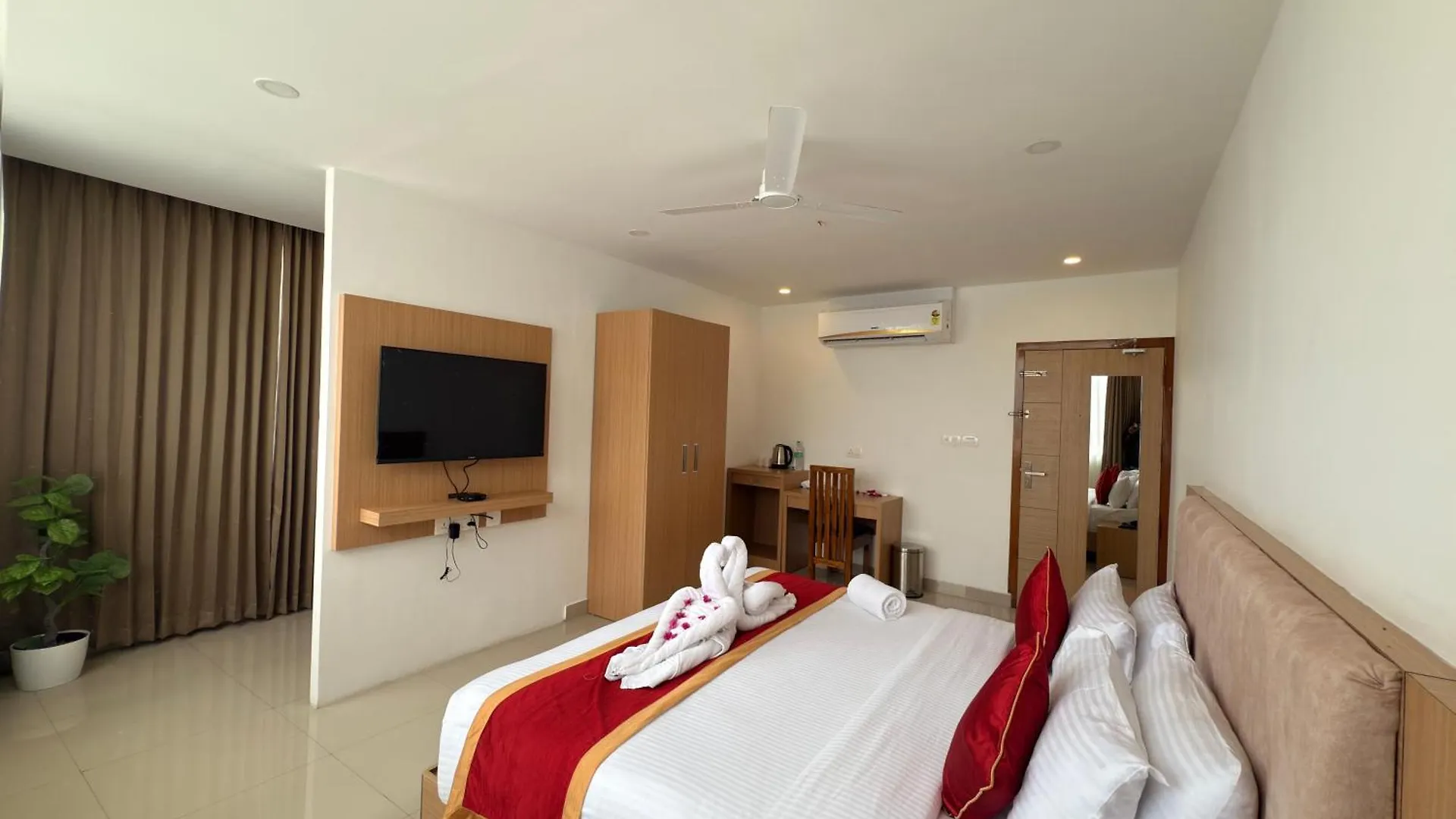 Hotel Mountain Pass Residency Etakkare